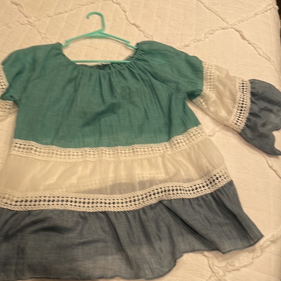 Blouse. Sheer in the white area. Runs large. Size small. New without tags - Picture 6 of 6